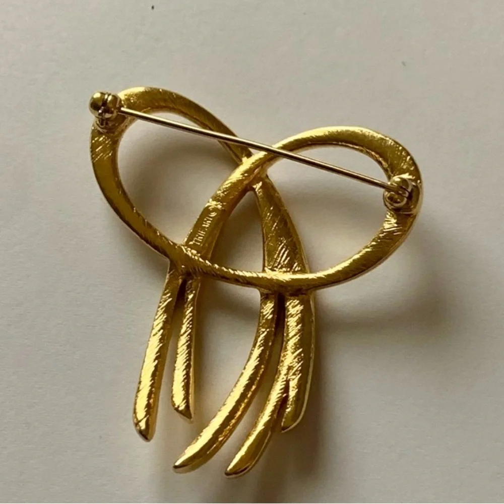 Vintage trifari ribbon brooch